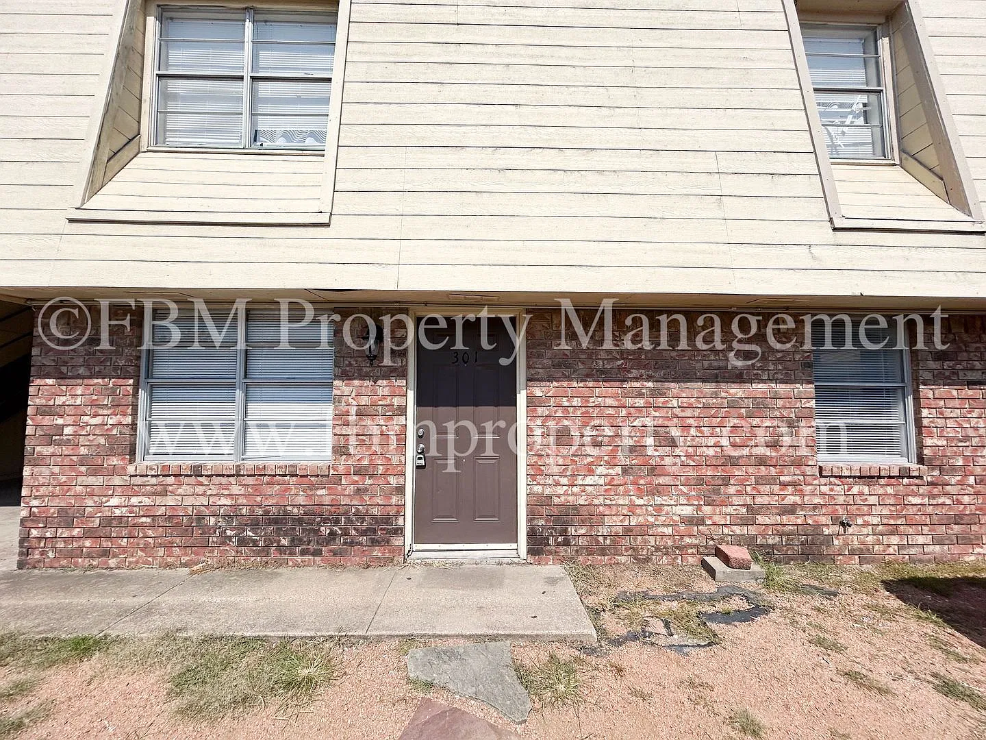 825 Tehuacana Dr — Photo 2