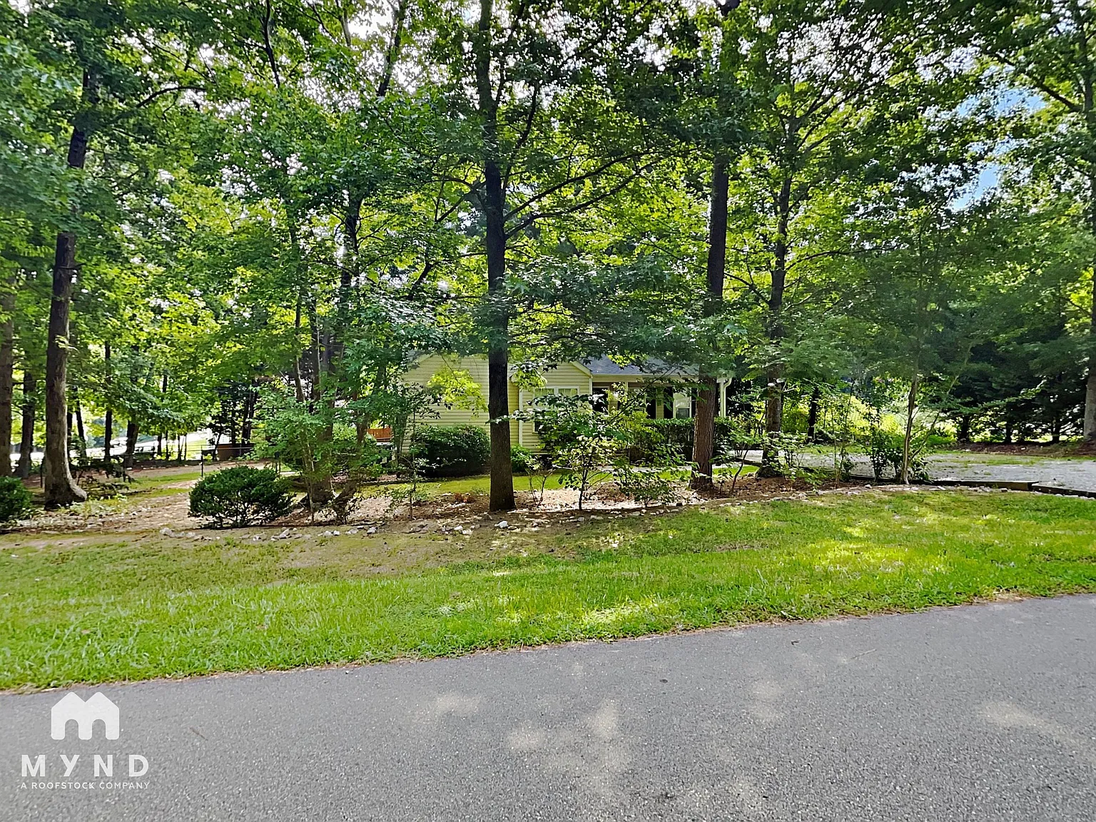 3 bed, 2.0 bath, 1050 sqft, $1,975 — Photo 2