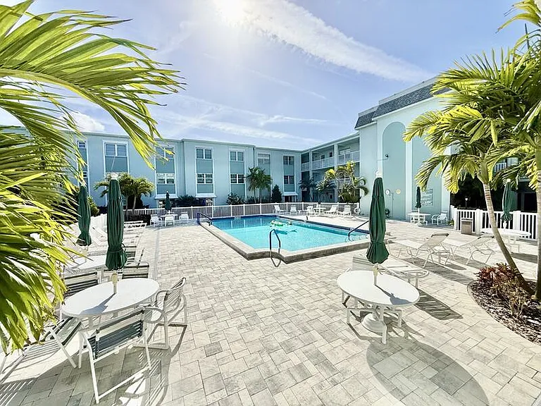 1712 Belleair Forest Dr #D — Photo 42