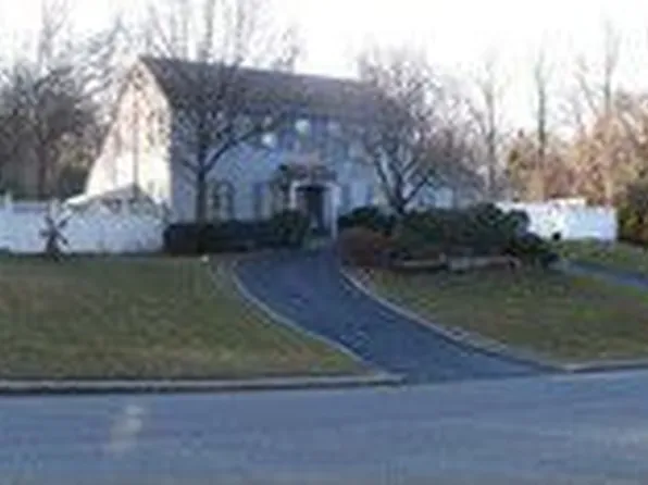 84 Westchester Dr, Rocky Point, NY 11778
