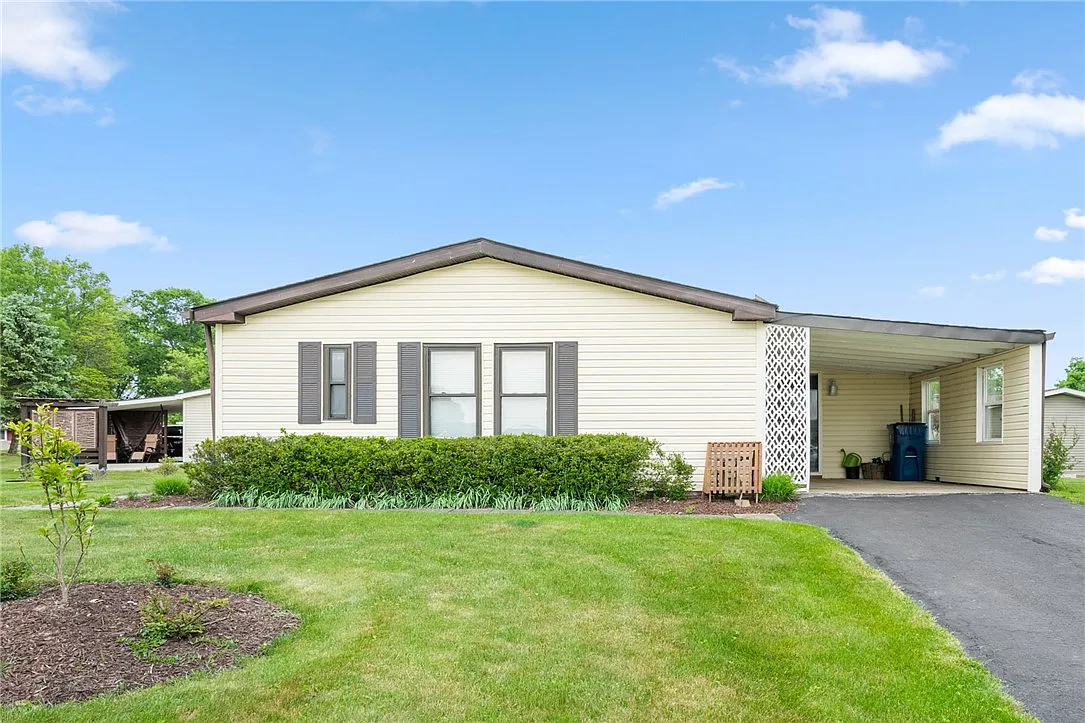 832 Clover Ln photo 1