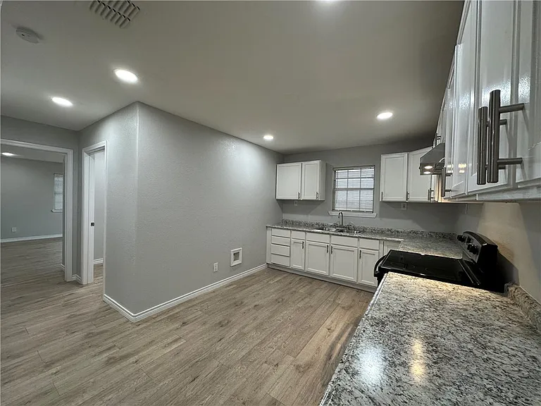 1202 Main Dr — Photo 11