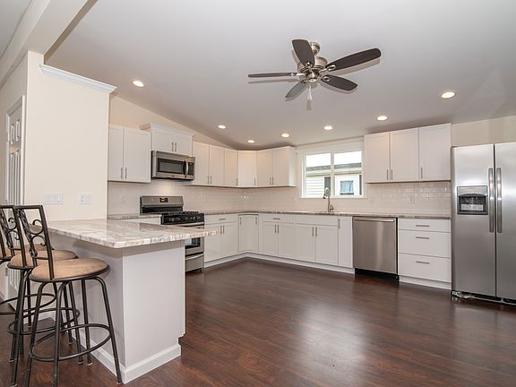 4th image of 67 Village Cir W
