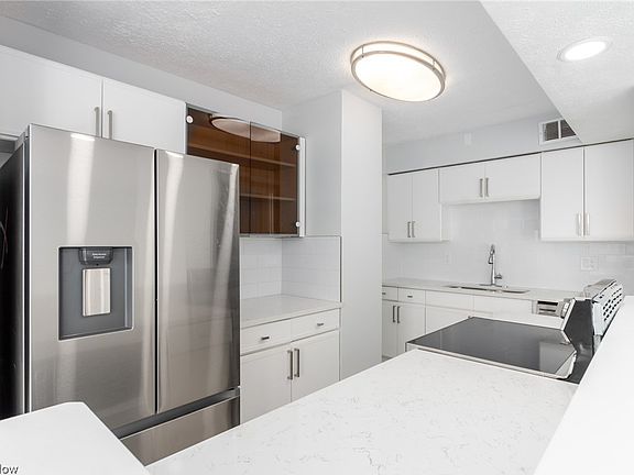 3rd image of 12520 Edgewater Dr APT 1008