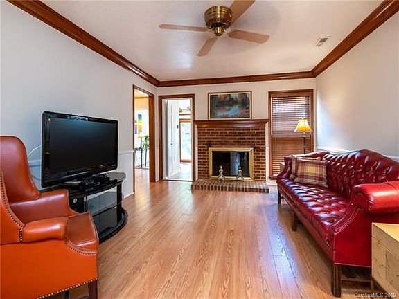 3rd image of 7522 Red Oak Ln