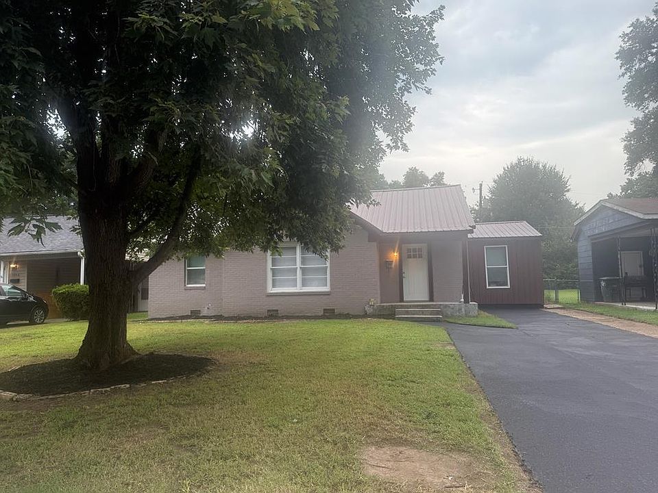 1st image of 1012 W Pecan St