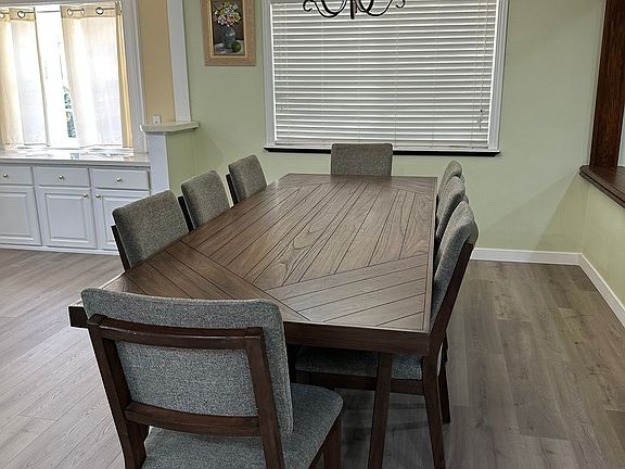 Dining set (included)