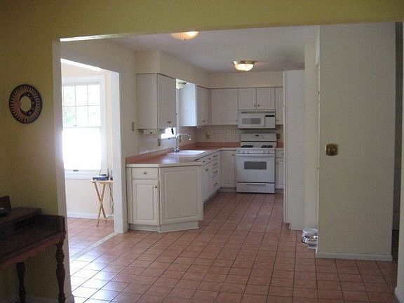 5th image of 1511 Carriage Hill Dr
