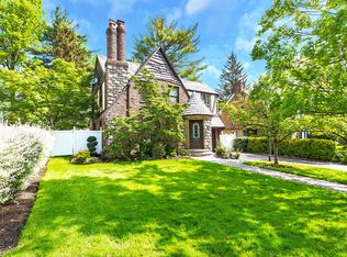 7 Avalon Rd, Great Neck, NY 11021