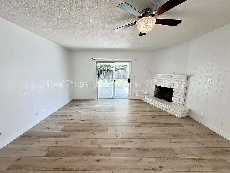 5694 N 9th St — Photo 12