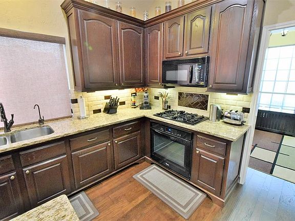 3rd image of 1609 Highland Oaks Dr