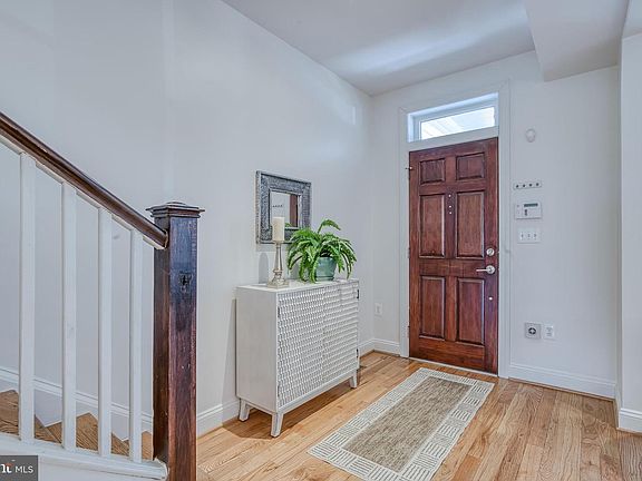 3rd image of 237 16th St SE