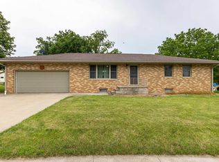 105 Van Buren St NE, Cascade, IA 52033