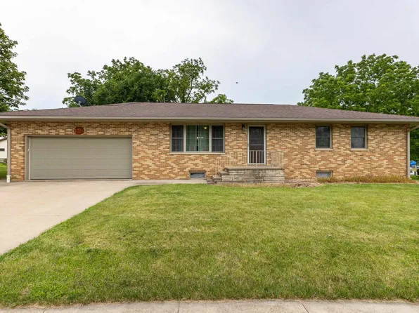 105 Van Buren St NE, Cascade, IA 52033