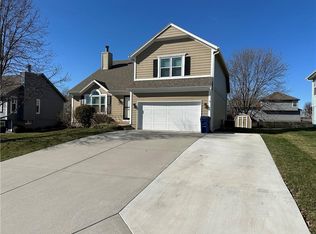 1308 NE Applewood St, Lees Summit, MO 64086