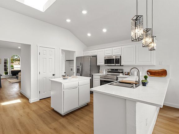 4th image of 137 Flyaway Ln