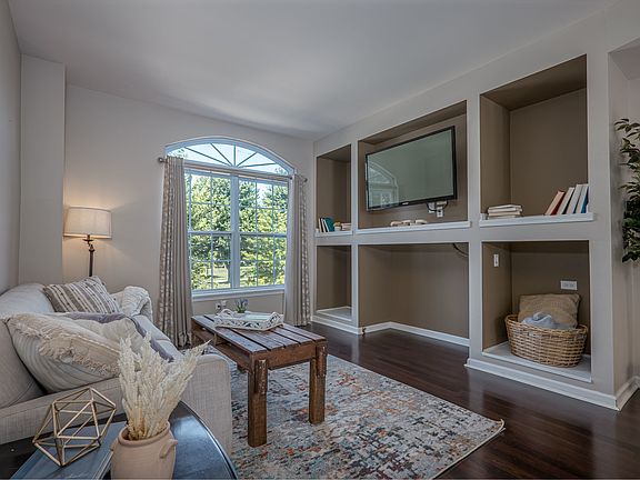 5th image of 335 Lakeshore Dr