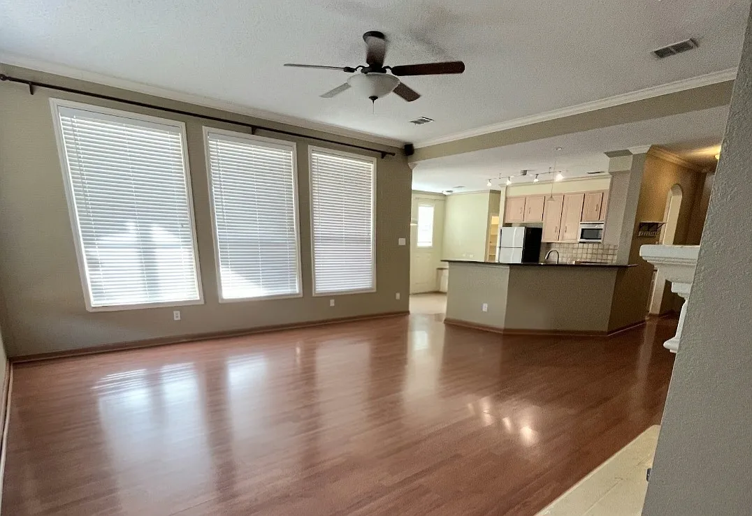 4 bed, 2599 sqft, $3,295 — Photo 3