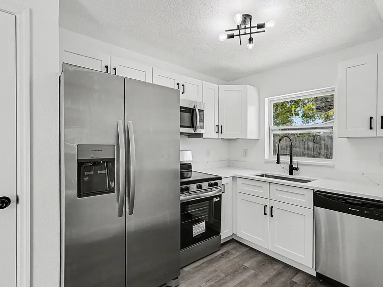 5240 Sutton Ave — Photo 8