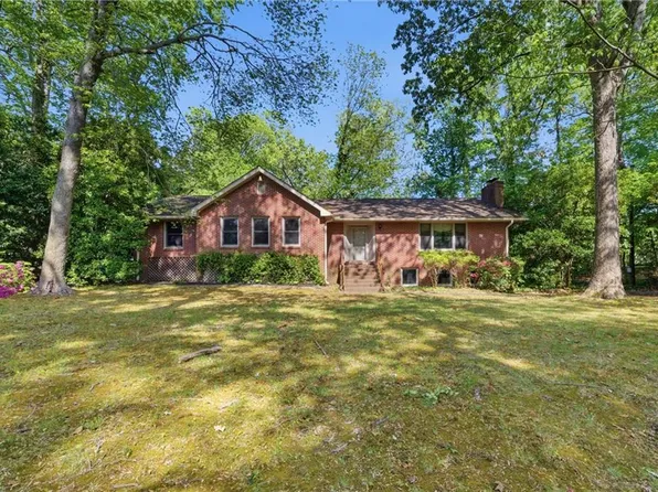 656 Pinetree Dr, Virginia Beach, VA 23452