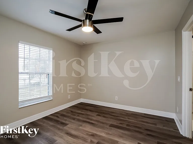 629 NE Juanita Ct — Photo 15