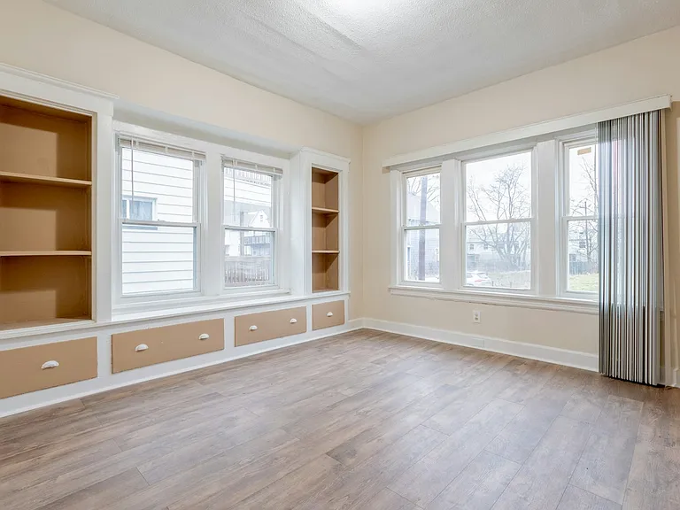 10618 Crestwood Ave — Photo 3