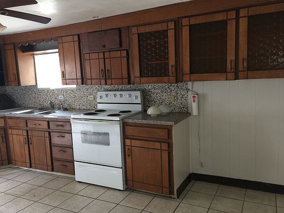 kitchen w stove and refrig