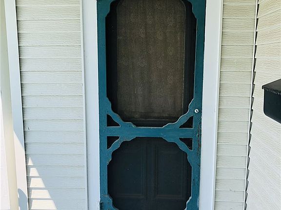 5th image of 829 Blunt St