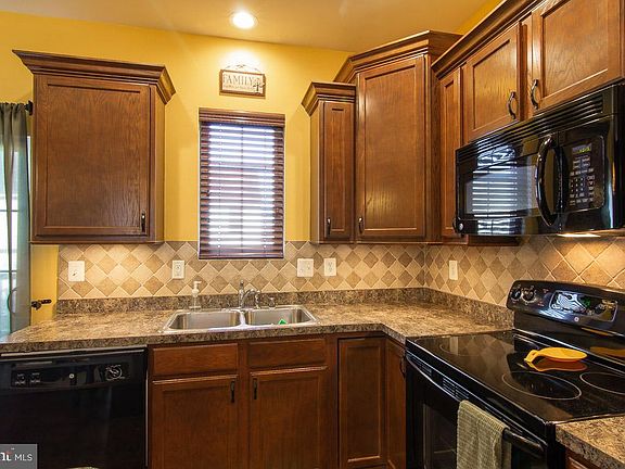5th image of 816 Croggan Cres