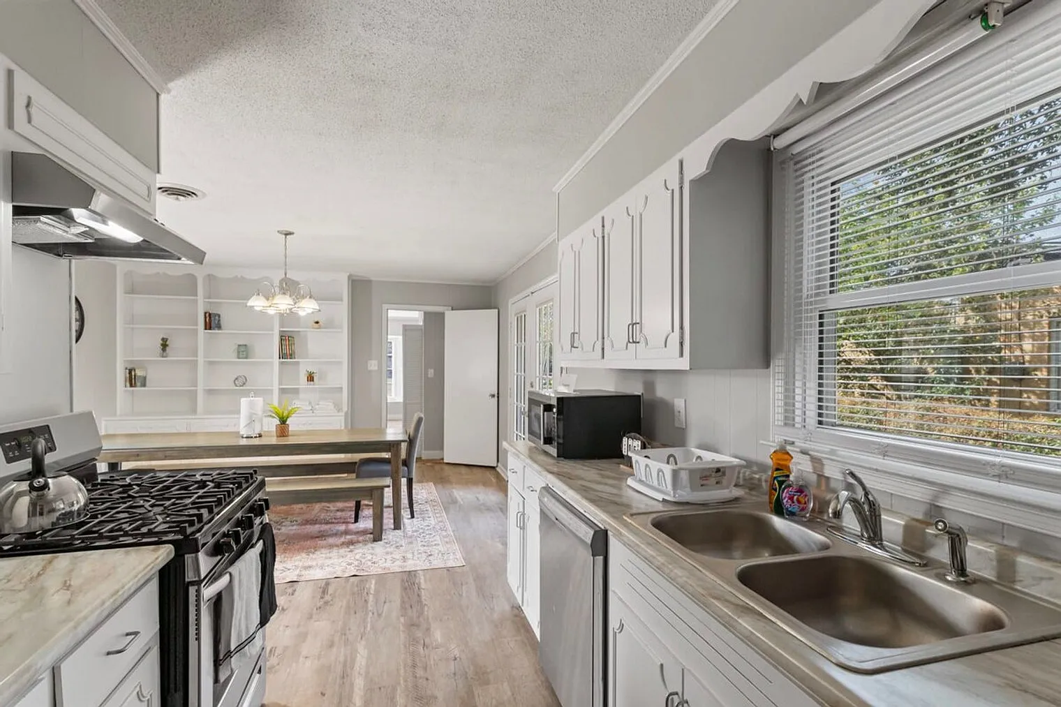 5 bed, 2.0 bath, 1496 sqft, $2,768 — Photo 2