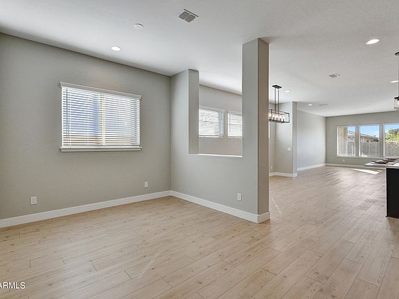 3rd image of 19361 W MISSOURI Avenue