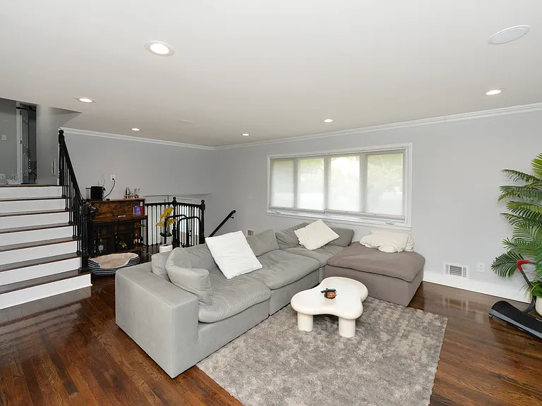154 Middlesex Ave — Photo 7