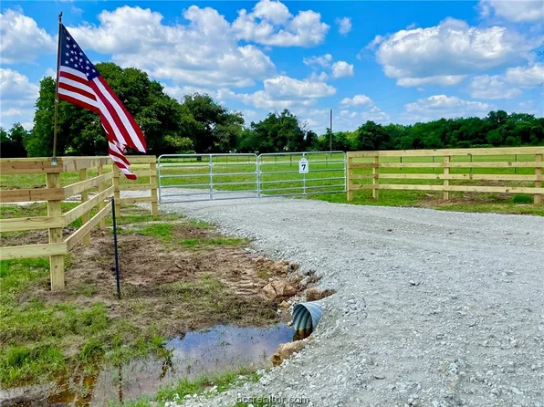 925 Kaechele Rd, Wallis, TX 77485