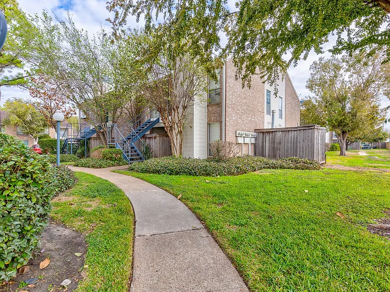 3900 Woodchase Dr #13 — Photo 25