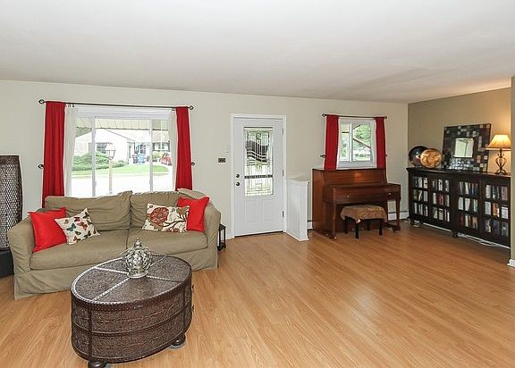 3rd image of 98 Oxford Ln