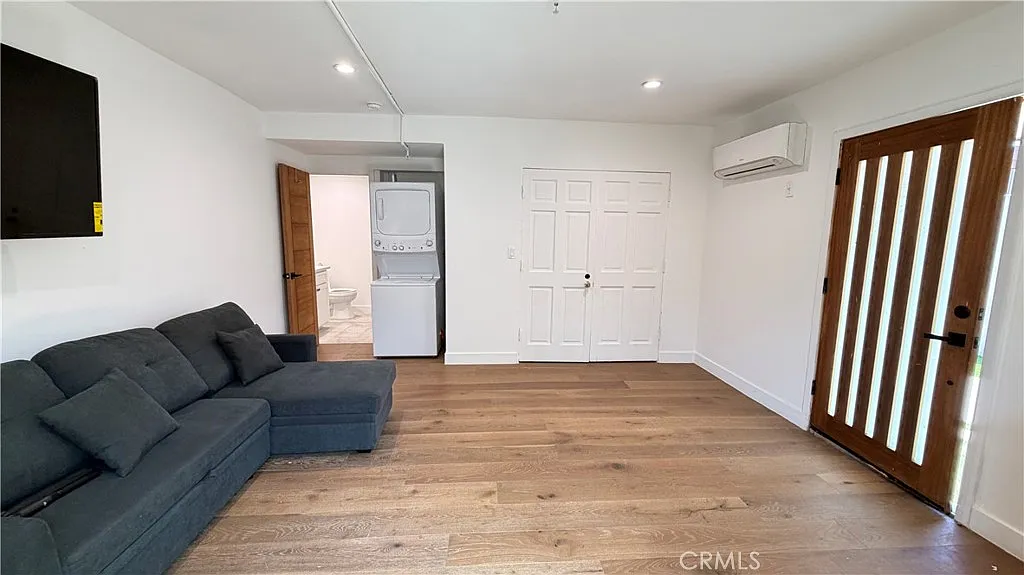 Studio, 300 sqft, $1,600 — Photo 1