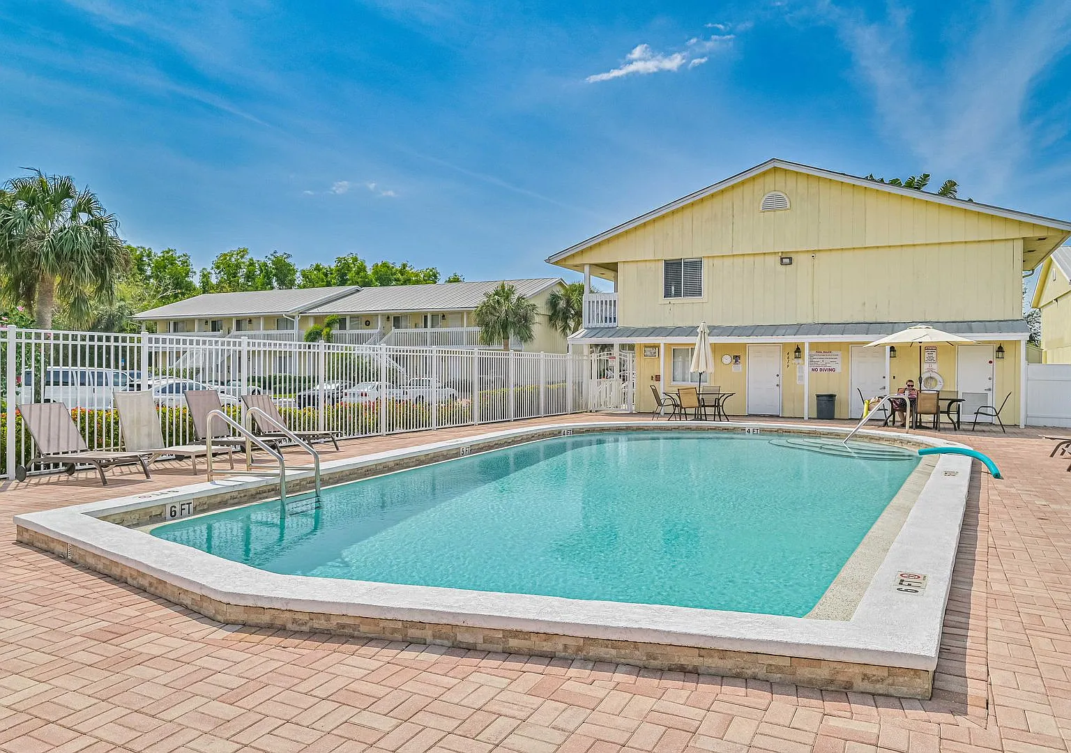 4633 Bayshore Dr — Photo 2