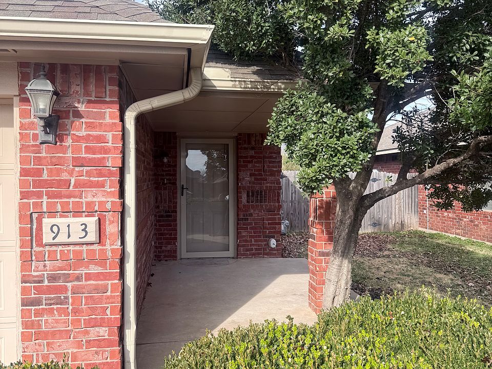 1st image of 913 SW 35th St #913