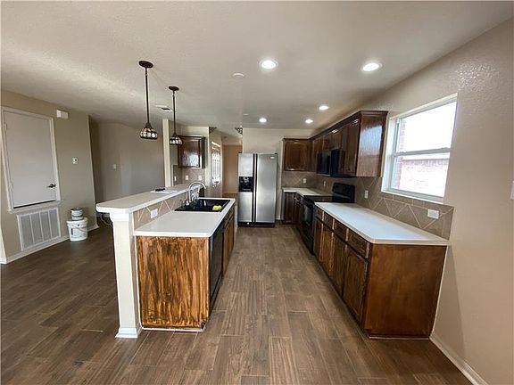 3rd image of 3502 Thunder Creek Dr