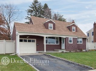 110 Yorkshire Dr, East Norwich, NY 11732