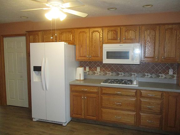 5th image of 122 Columbus Dr