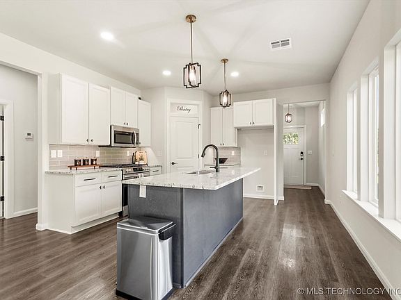 5th image of 339 W Hickory St