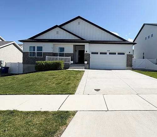 1128 N Coachman Ln Photo 1