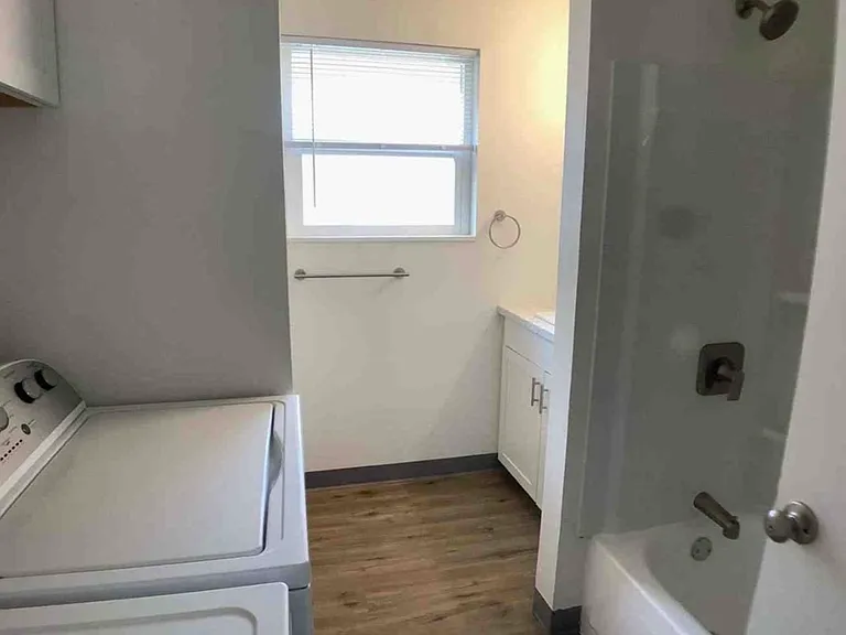 906 S 42nd Ave #D — Photo 9