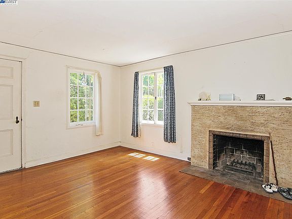 2nd image of 555 Hawthorne Ave