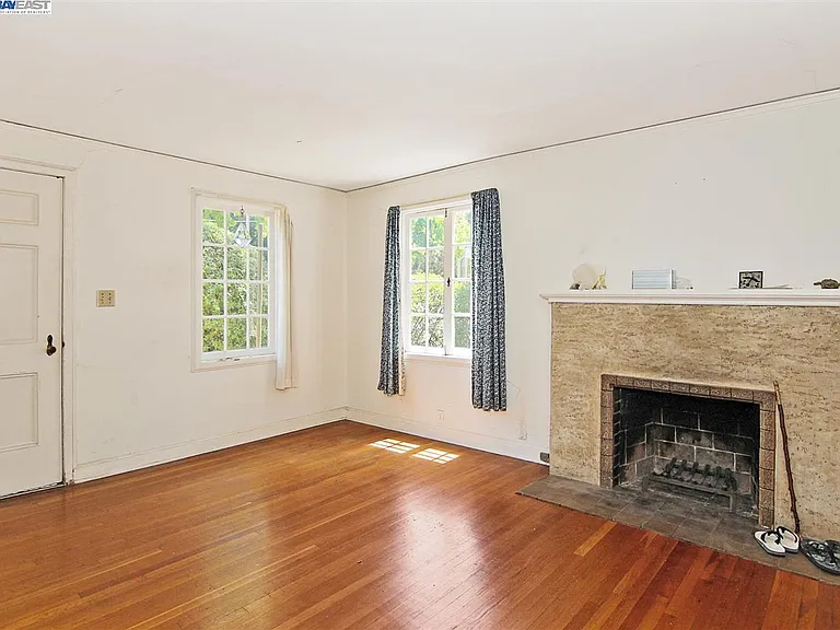 555 Hawthorne Ave — Photo 2