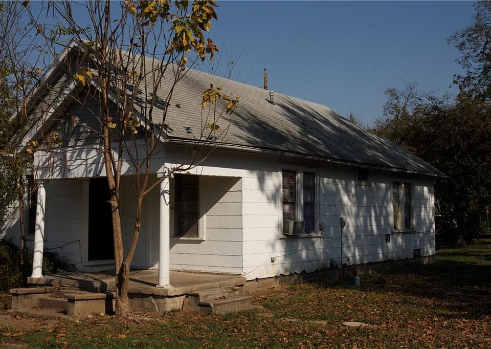 2nd image of 401 SE 8th St