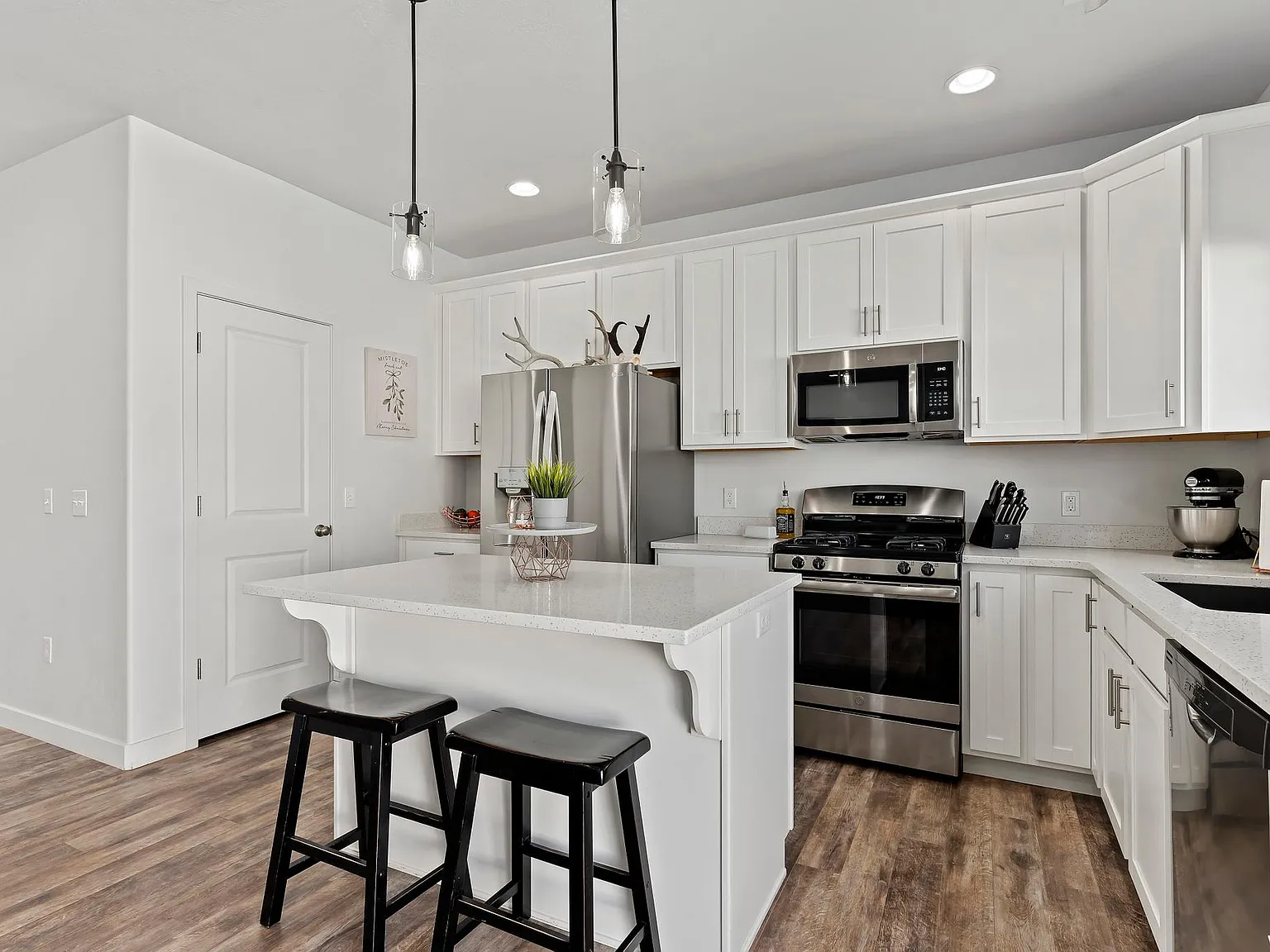 1675 W Parkview Dr — Photo 2