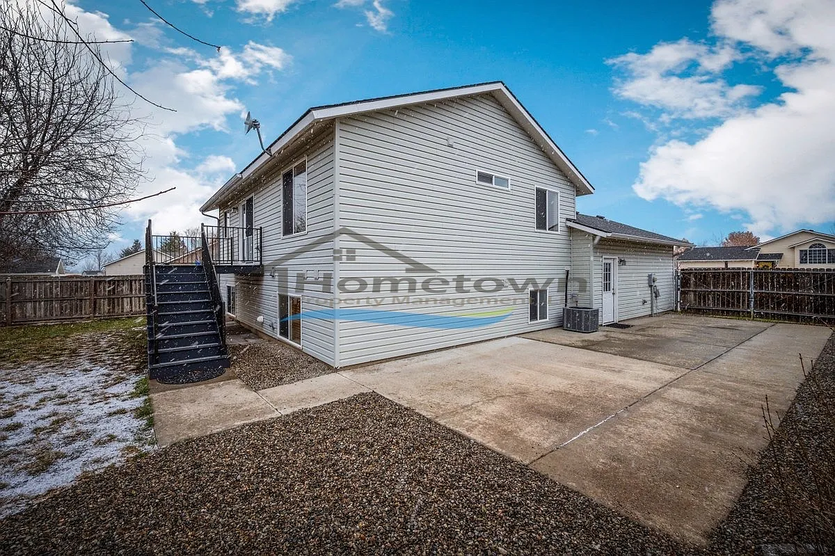 4 bed, 1792 sqft, $2,100 — Photo 2
