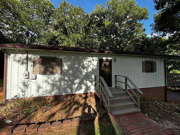 2nd image of 1104 W Oakwood Ave